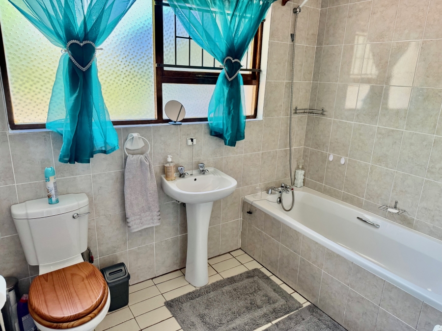 4 Bedroom Property for Sale in Denver Park Western Cape